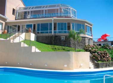 Vista del restaurante desde la piscina